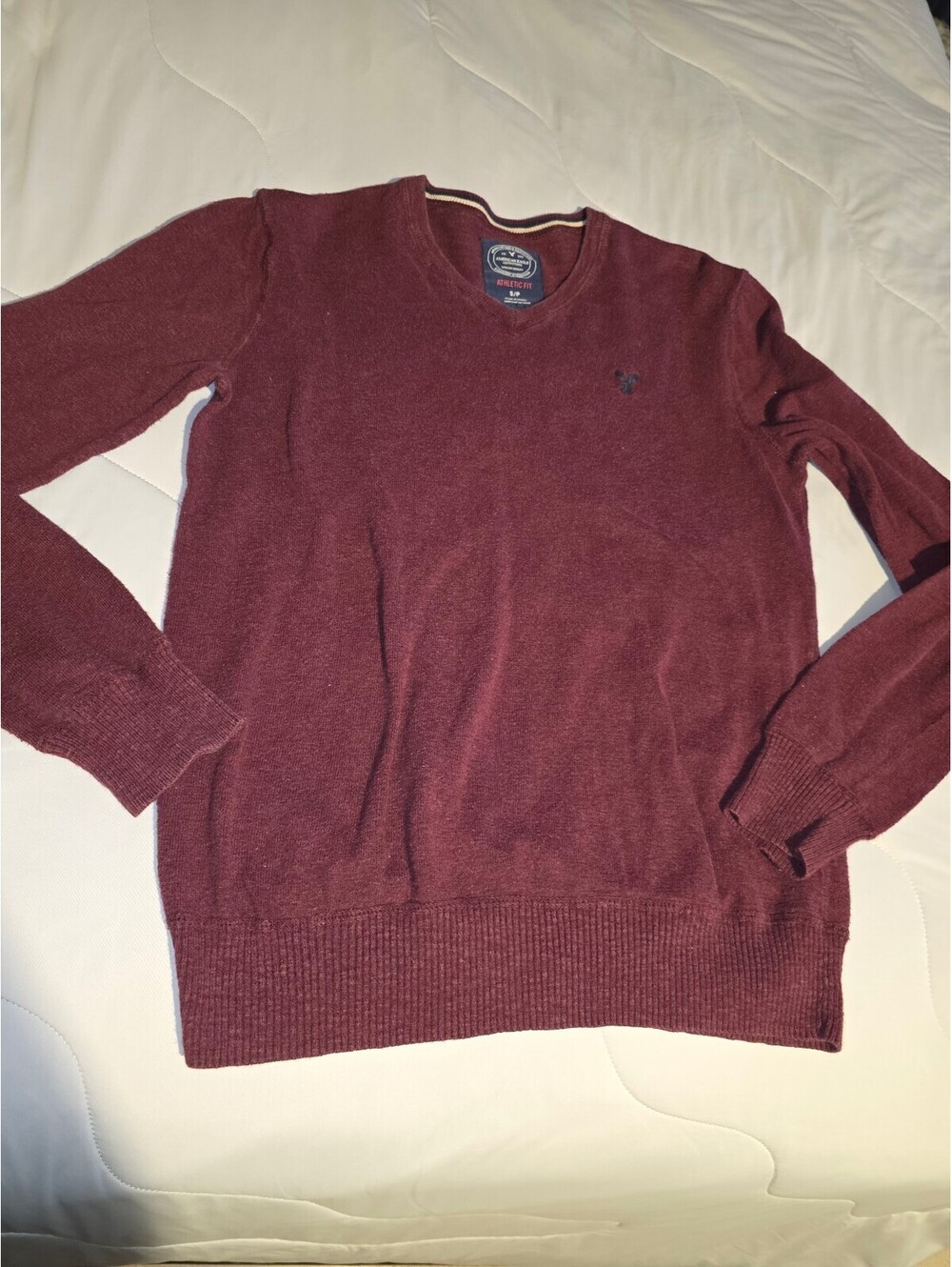 American Eagle Athletic Fit Mens Pullover V Neck Sweater Size Small.   Maroon